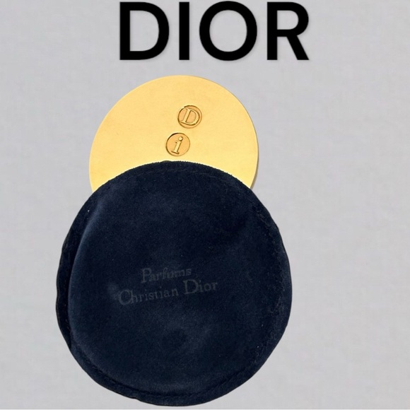 Dior Gold Tone Metal Compact Mirror With Magnetic Closure
Valore Case - Picture 6 of 8